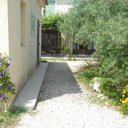 Gite Du Mas Des Oliviers Mezoargues Exterior photo
